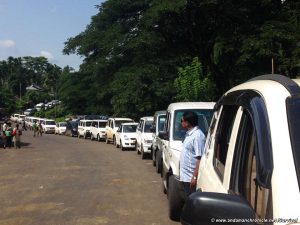 Veicoli turistici in coda sulla Andaman Trunk Road