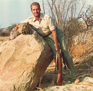 Un giovane Juan Carlos di Spagna che posa accanto ad un macabro trofeo.